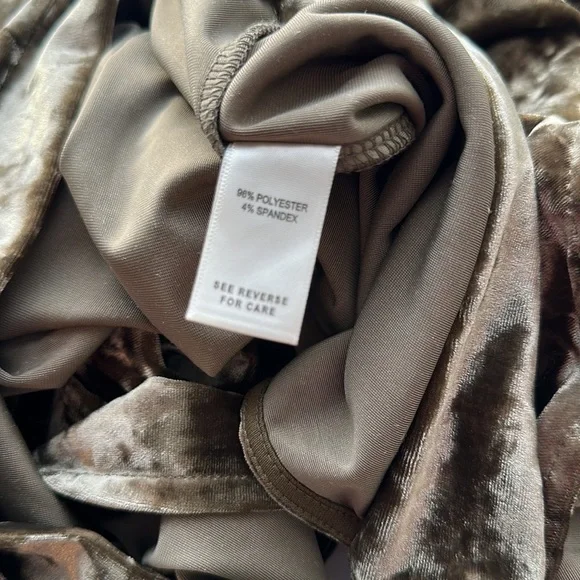 ❌SOLD❌Willow & Root Open Back Velvet Top - Picture 7 of 7